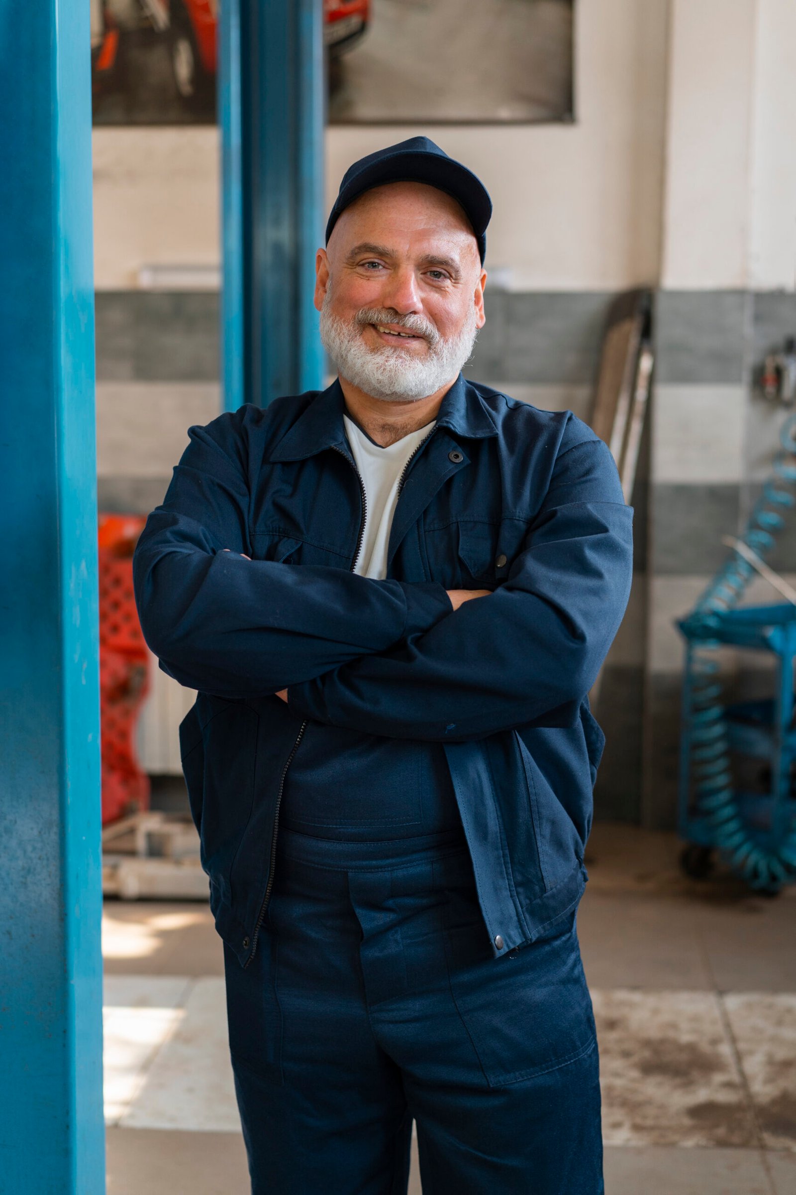 hier zie je een wat oudere man aan het werk achter zijn bureau Werk voor 65-plussers