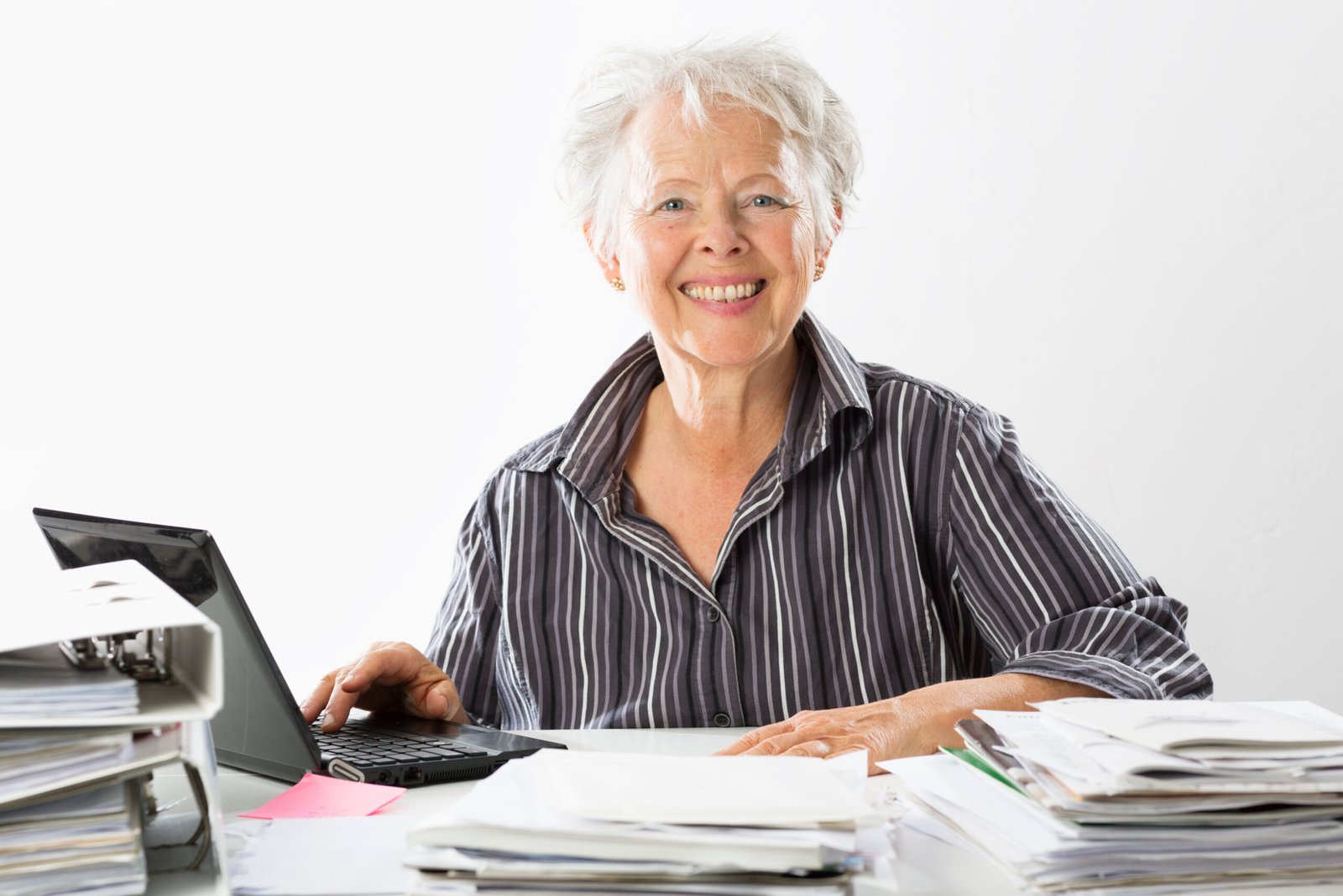 secretaresse aan het werk voor Veluwe65plus uitzendbureau